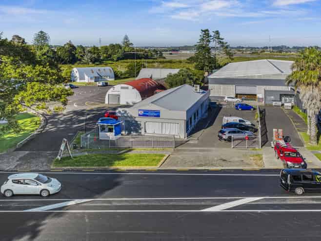 Freehold standalone trade retail