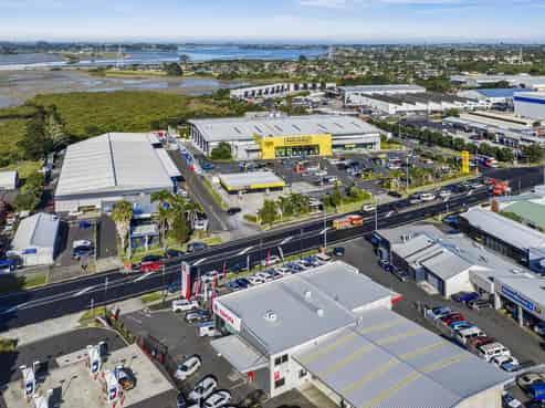 Freehold standalone trade retail