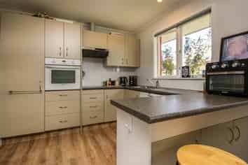 35 Churchill Avenue, Allenton