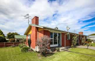 35 Churchill Avenue, Allenton