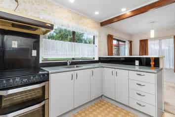 2/2 Photinia Place, Botany Downs