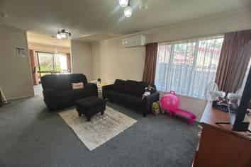 2/2 Photinia Place, Botany Downs