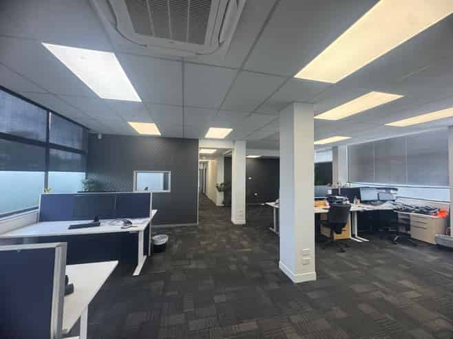 Tidy Office Suite with 5 Off Street Parks!