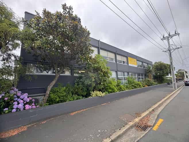 Tidy Office Suite with 5 Off Street Parks!