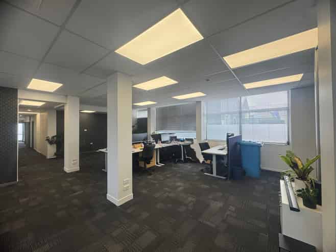 Tidy Office Suite with 5 Off Street Parks!