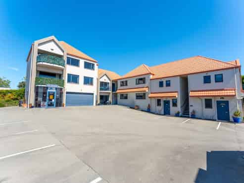 Premium motel asset on iconic elevated site