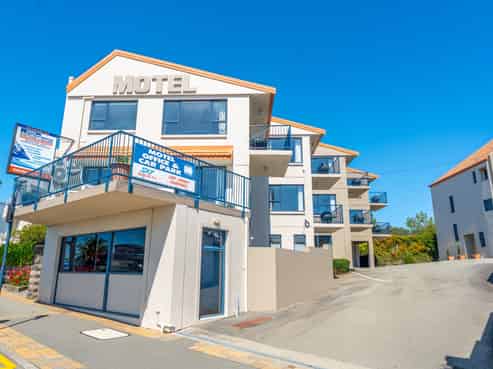 Premium motel asset on iconic elevated site