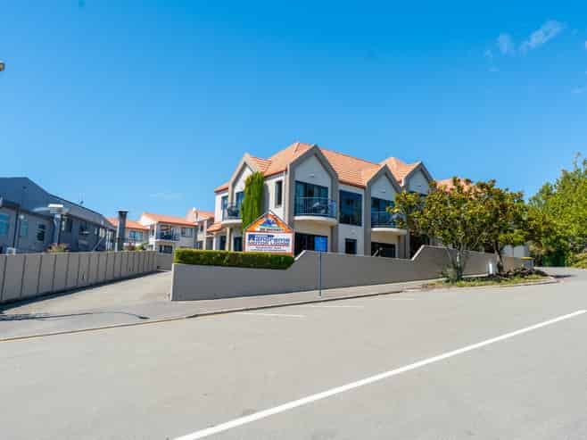 Premium motel asset on iconic elevated site