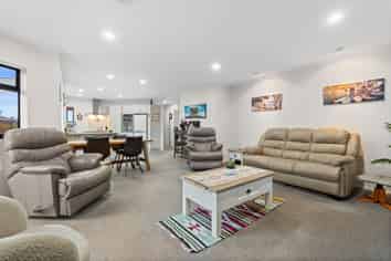 44 Chesterfield Way, Orewa