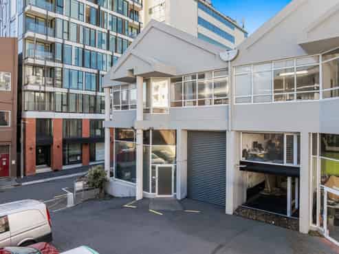 Versatile commercial unit - split or occupy