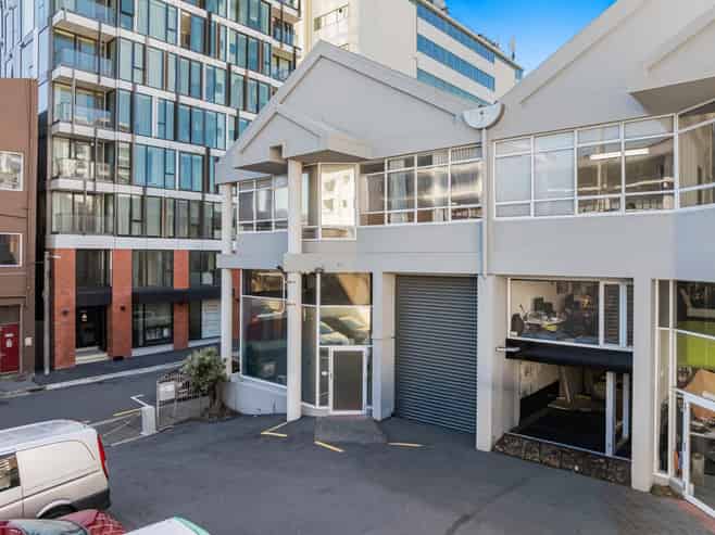 Versatile commercial unit - split or occupy