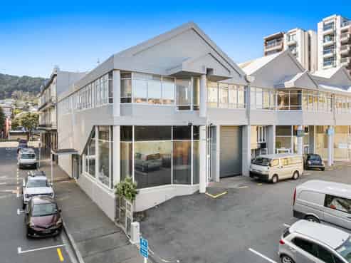 Versatile commercial unit - split or occupy