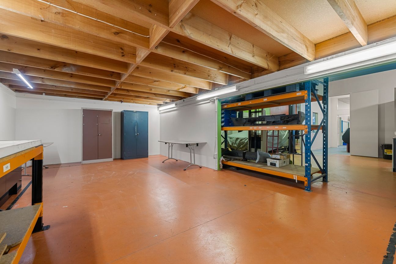 Versatile commercial unit - split or occupy - Fler
