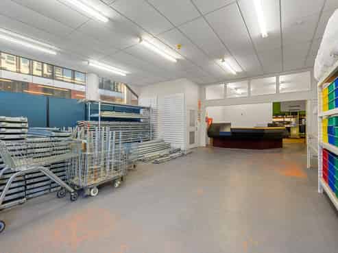 Versatile commercial unit - split or occupy