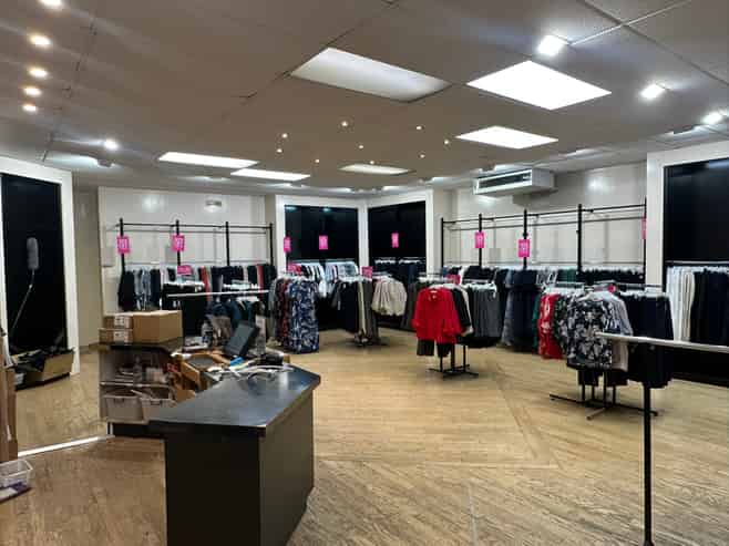 Large Economic Golden Block Retail For Lease