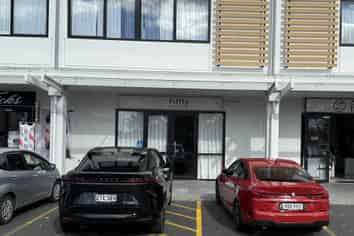 MODERN ROAD FRONT RETAIL / SHOWROOM
