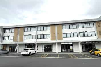 MODERN ROAD FRONT RETAIL / SHOWROOM
