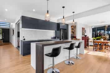 32 Carnaveron Drive, LINCOLN