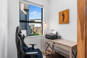 32 Carnaveron Drive, LINCOLN