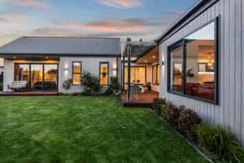 32 Carnaveron Drive, LINCOLN