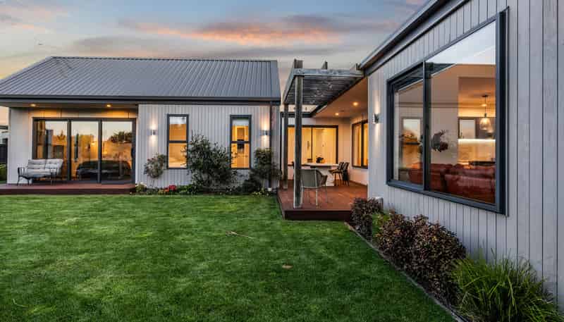 32 Carnaveron Drive, LINCOLN