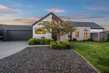 32 Carnaveron Drive, LINCOLN