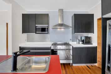 27 Moore Avenue, Tawhero