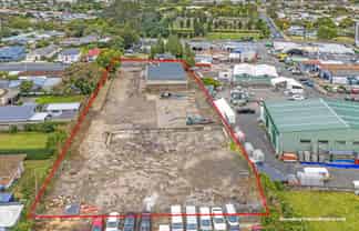 LARGE SEALED YARD WITH WORKSHOP
