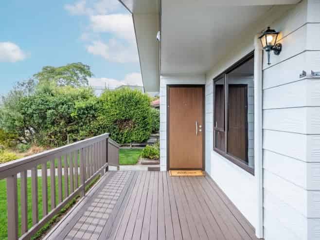 57 Lansdowne Crescent, Glenview