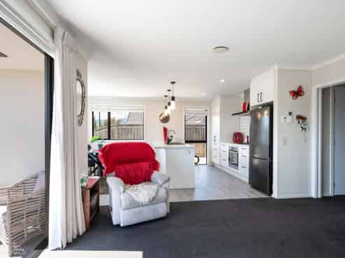 1 Woodley Road, Richmond