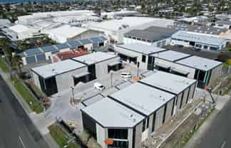 TILT-SLAB INDUSTRIAL UNITS WITH CONTAINER DROP
