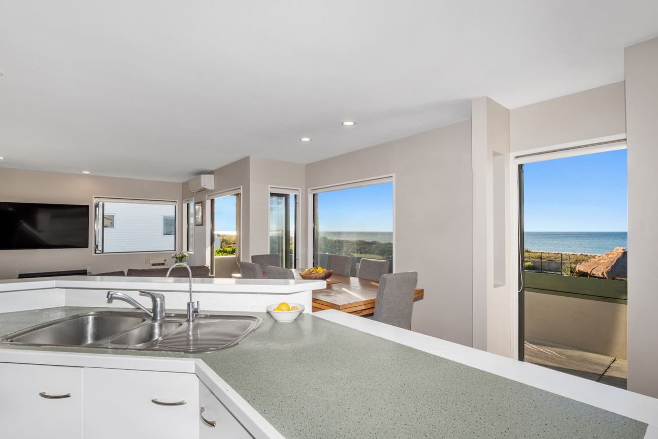Sweeping views, beachfront living - Vista 2