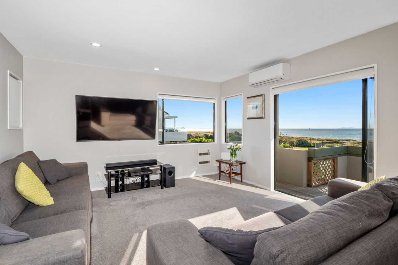 Sweeping views, beachfront living - Vista 3