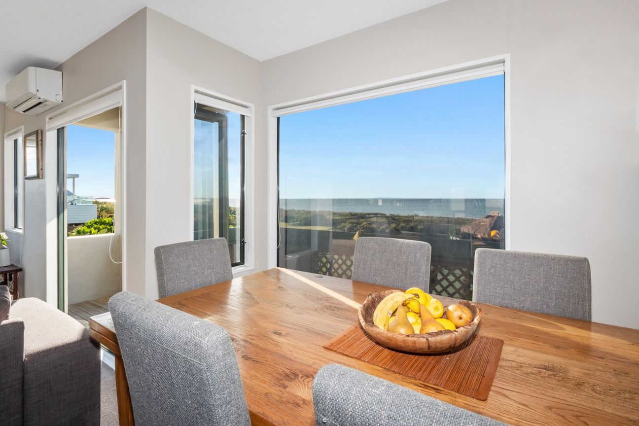Sweeping views, beachfront living - Vista 5