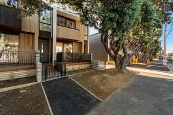 2/152 The Parade, Island Bay