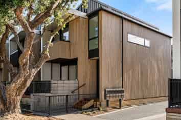 2/152 The Parade, Island Bay