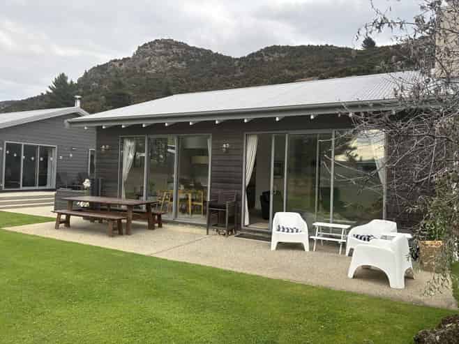 8 Goldie Lane, Albert Town