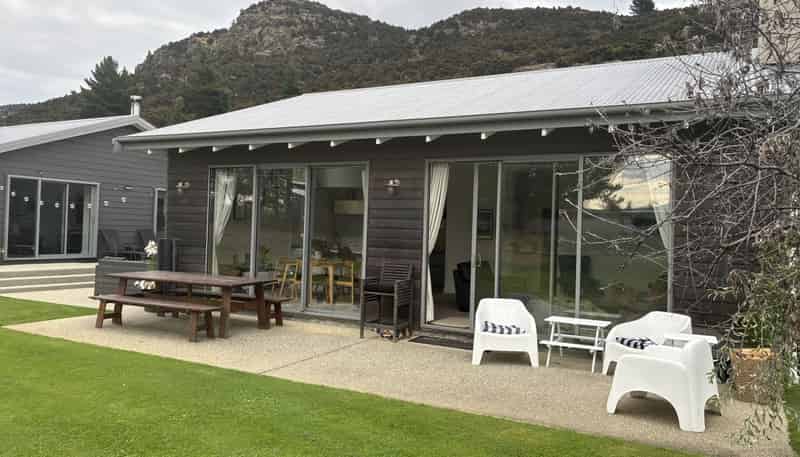 8 Goldie Lane, Albert Town