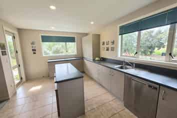 374 Airedale Road, Weston