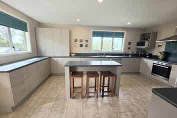 374 Airedale Road, Weston