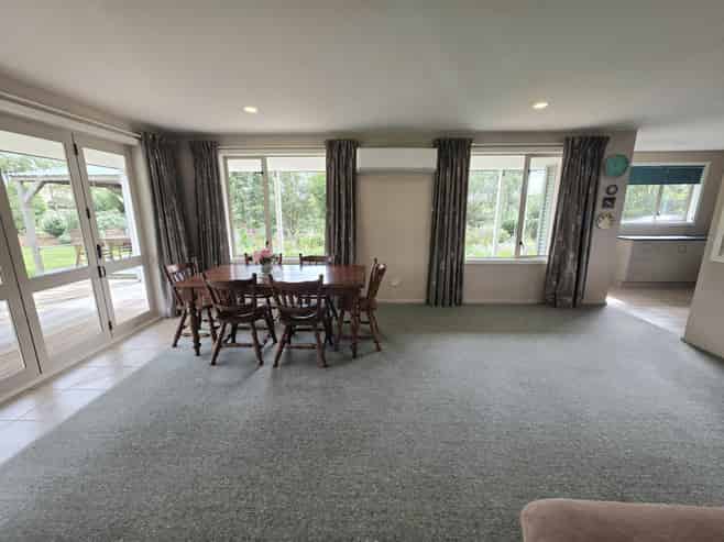 374 Airedale Road, Weston