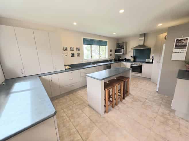 374 Airedale Road, Weston