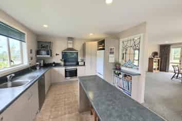 374 Airedale Road, Weston