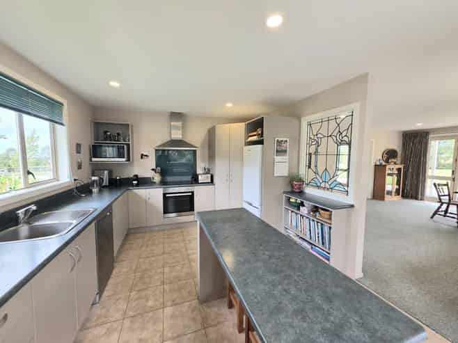 374 Airedale Road, Weston