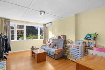 35 Attlee Crescent, BRYNDWR