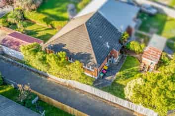 35 Attlee Crescent, BRYNDWR