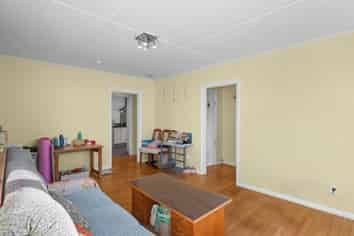 35 Attlee Crescent, BRYNDWR