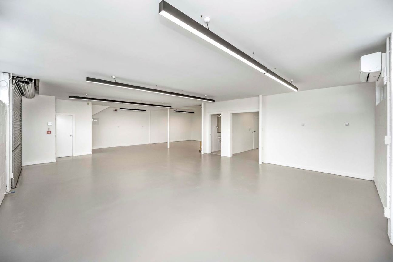 VERSATILE GROUND FLOOR WORKSPACE WITH ROLLER DOOR - Vista 4