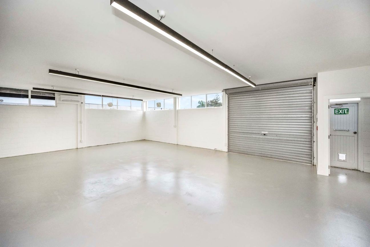 VERSATILE GROUND FLOOR WORKSPACE WITH ROLLER DOOR - Vista 5