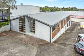 VERSATILE GROUND FLOOR WORKSPACE WITH ROLLER DOOR
